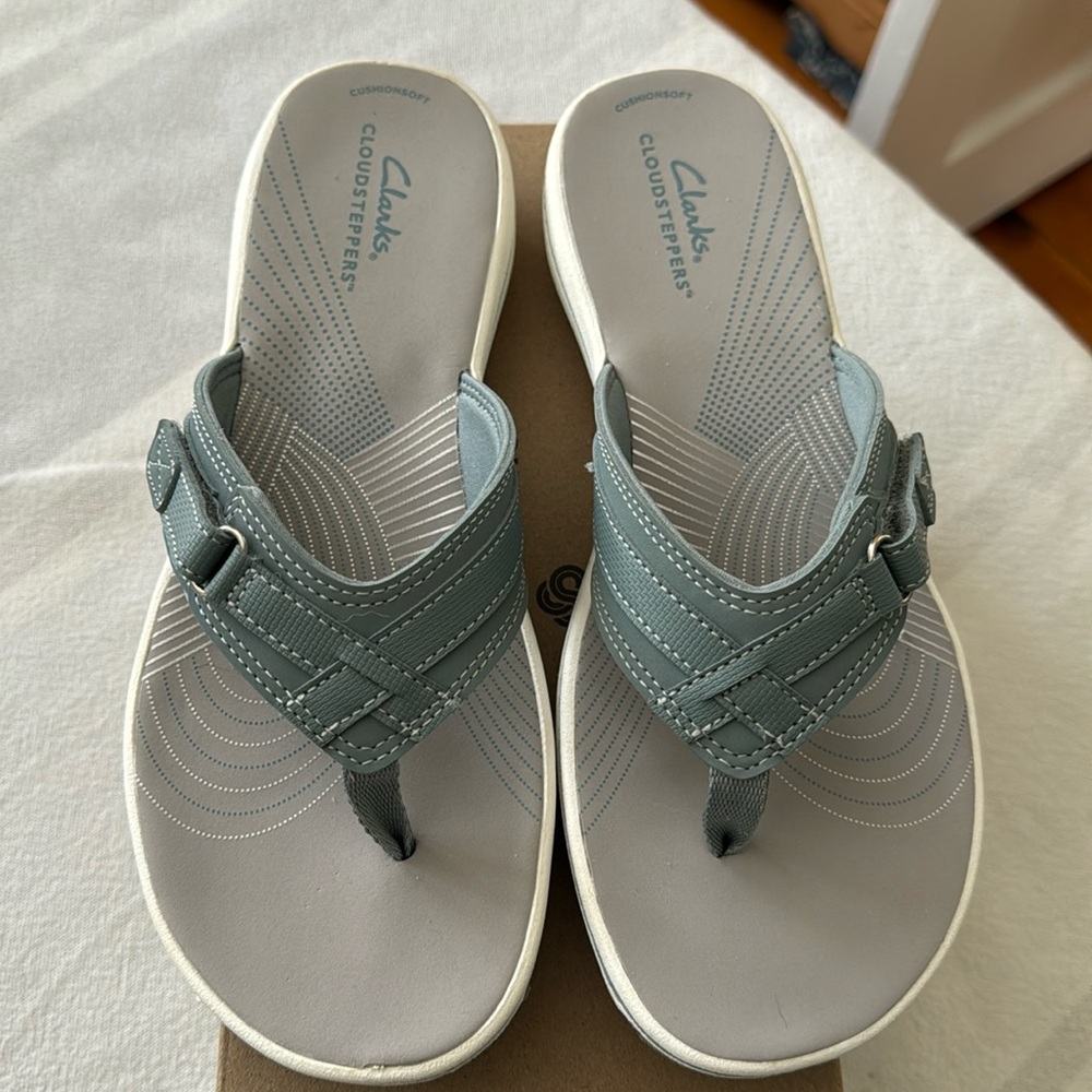 Clarks flip flops - cloud stoppers by Clark’s - Never worn - NIB blue, size 9